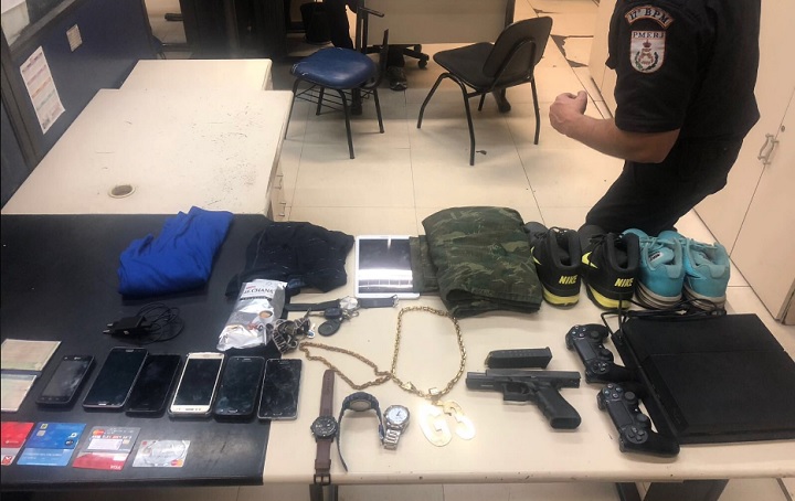 Celulares, armas e pertences das v&iacute;timas foram recuperados. Os marginais trocavam mensagens onde falavam do assassinato - Foto: Twitter/PMRJ